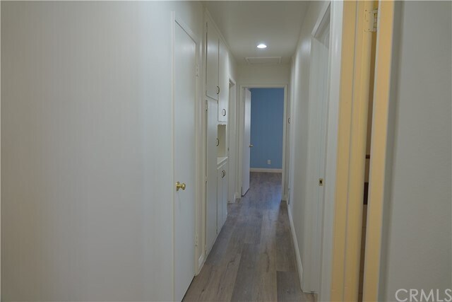 Building Photo - 754 W Rosslynn Ave