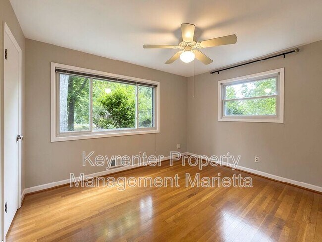 Foto del edificio - 3720 Lake Dr SE
