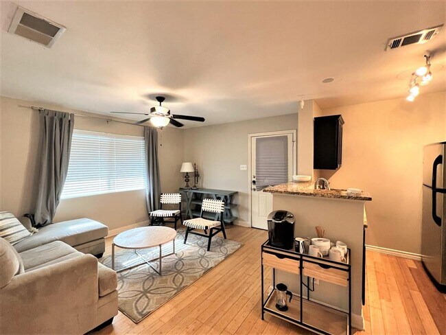 Foto del edificio - 1307 Norwalk Ln