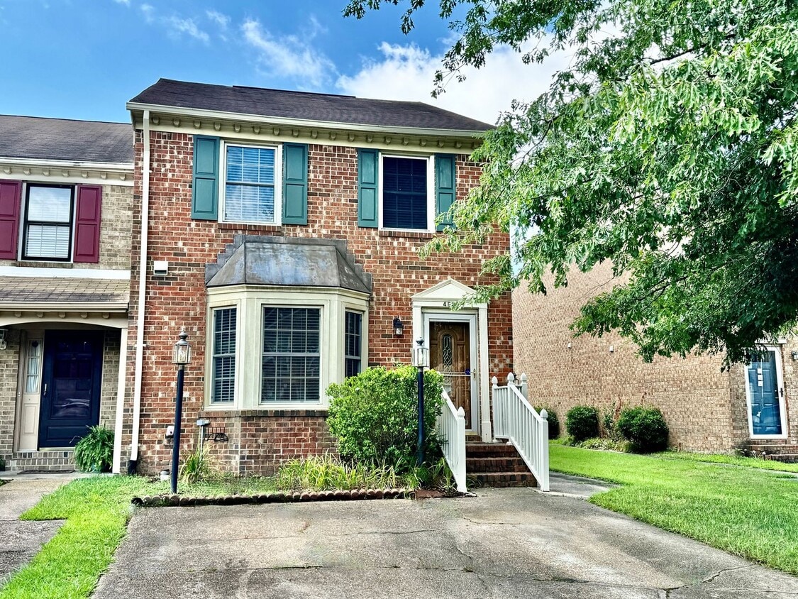 Primary Photo - RENOVATED Townhome! Available 09-20-24! Pe...