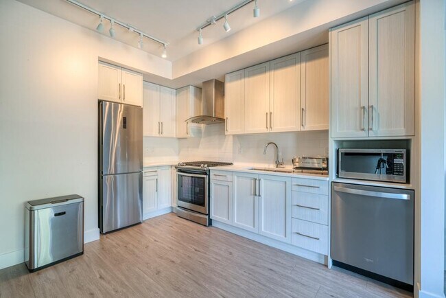 Photo du bâtiment - 4380 Lakeshore Rd
