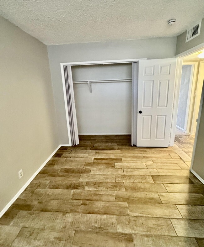 Building Photo - Fresh, Comfortable & Easy to Show!