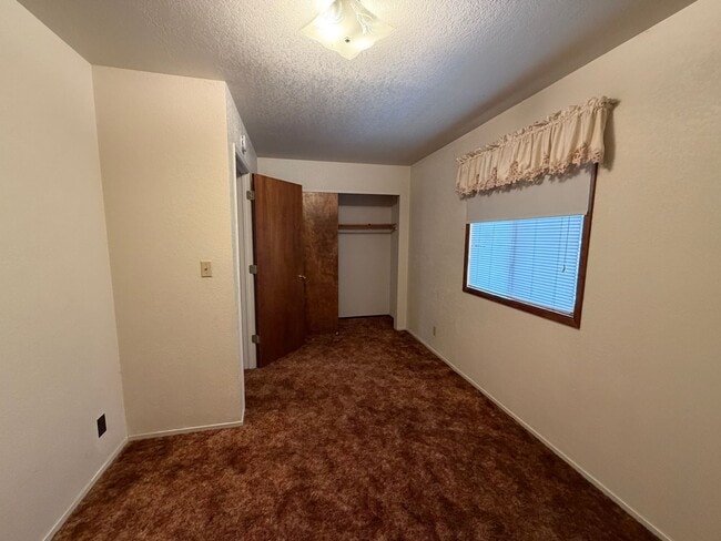 Building Photo - 3 Bed, 2 Bath Home Located In-Town and Close to Conveniences