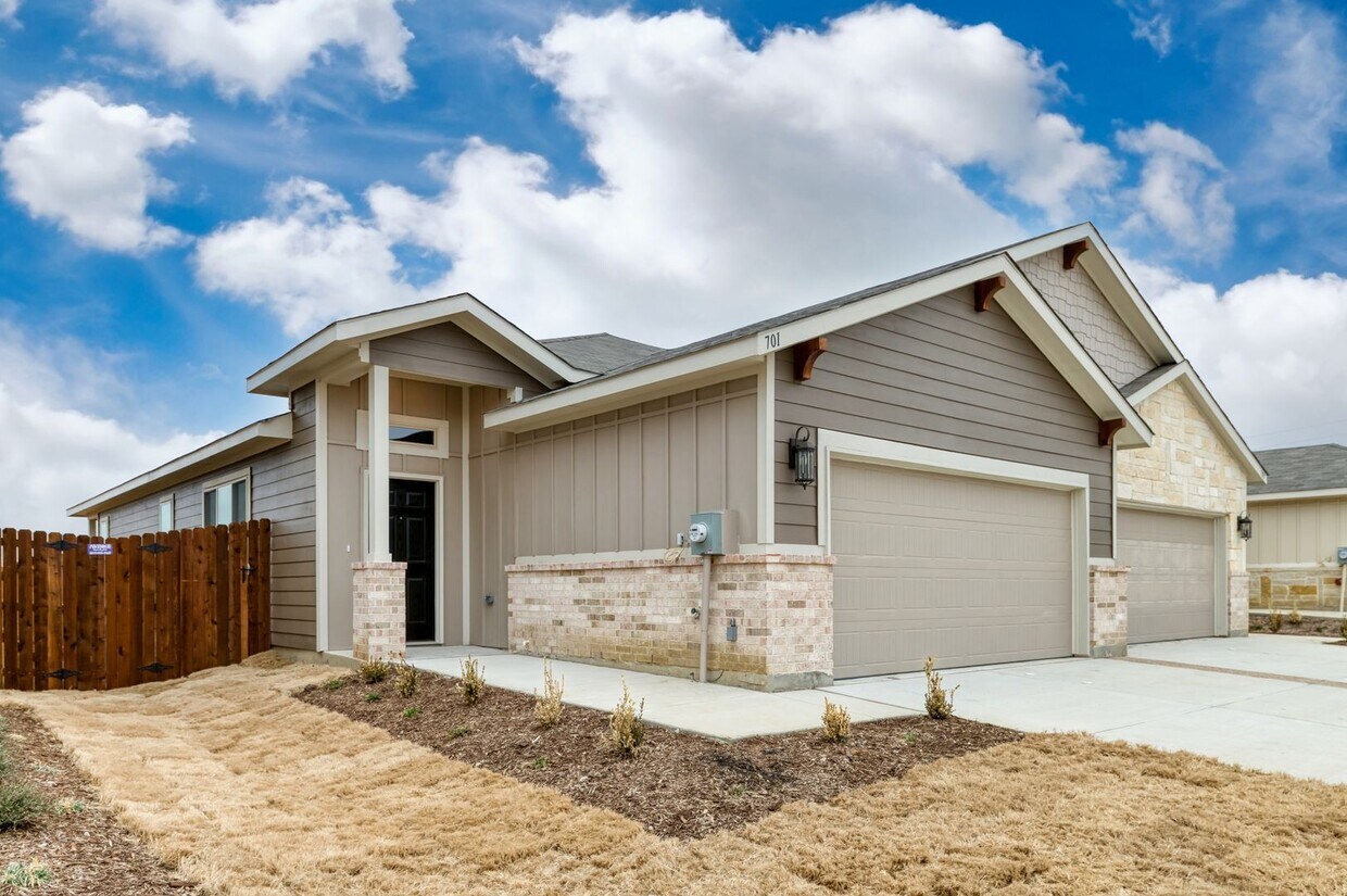 Foto principal - GORGEOUS 3 BEDROOM DUPLEX LOCATED IN MIDLO...