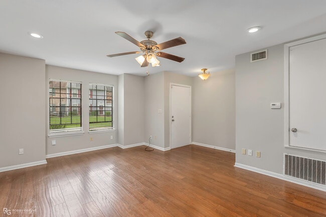 Building Photo - 10112 Carlsbad Dr