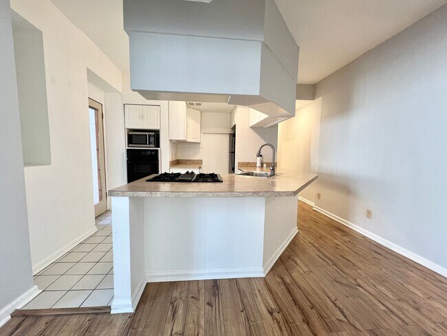 Building Photo - Large First Floor Apartment