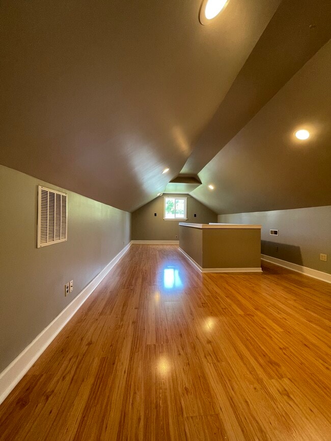 Building Photo - 523 W Kanawha Ave