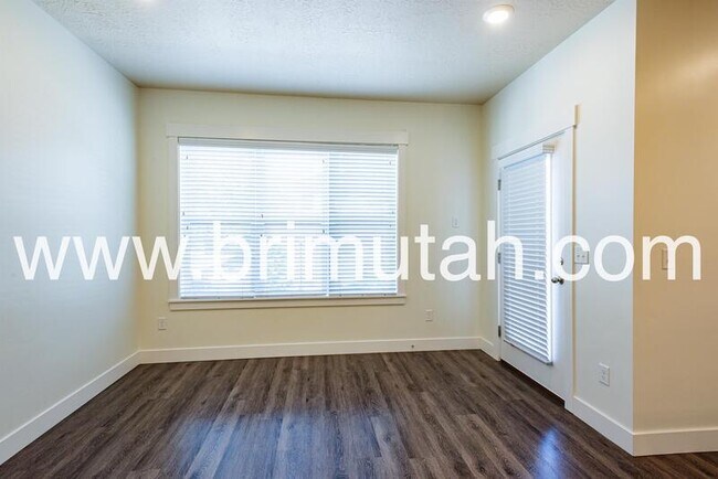 Foto del edificio - 4645 Locust Ln E