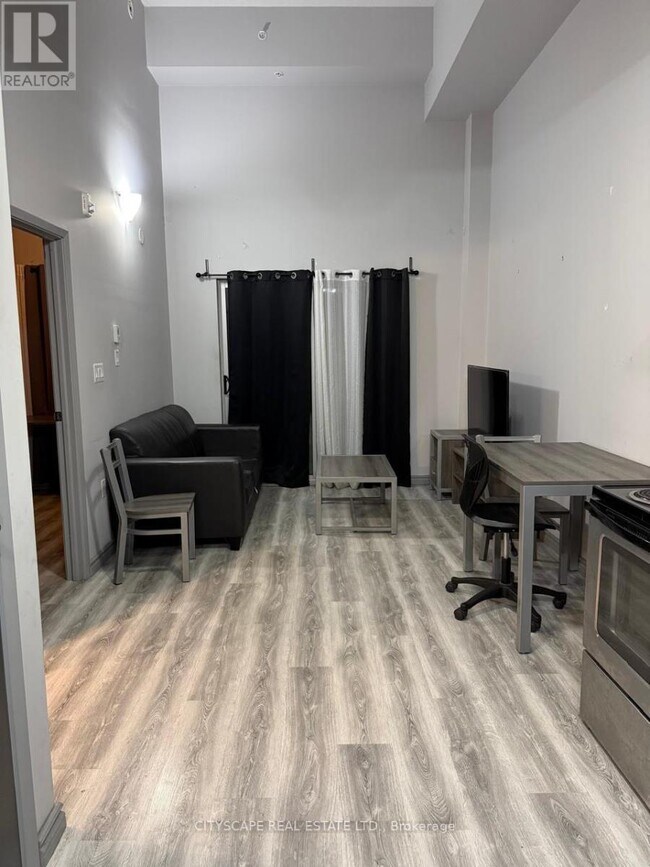 Building Photo - 275 Larch St