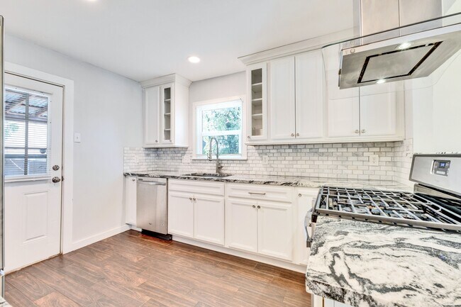 Foto del edificio - 1201 W 40th St