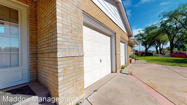 Building Photo - 1810 Hoffman Dr NE