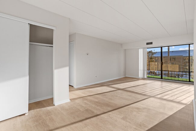 Foto del edificio - Imperial Manor III Apartments