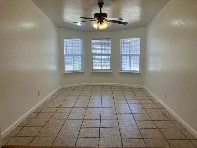 Foto del edificio - 1704 Ellison Dr