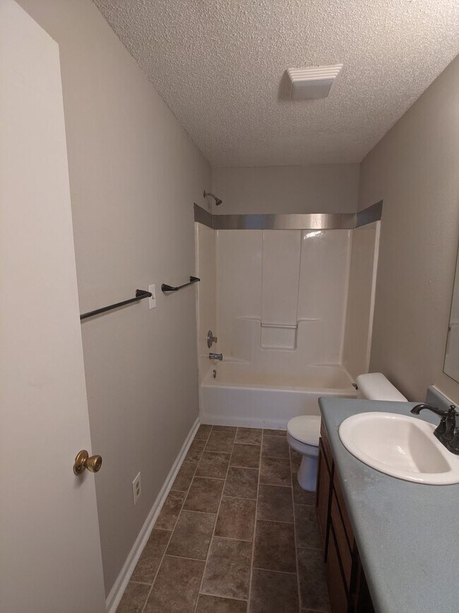 Building Photo - Charming 2 bedroom 2 bath home in Greenwoo...