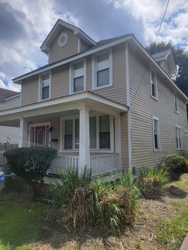 Building Photo - 4 bedroom 3 baths single family house clos...