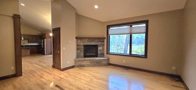 Building Photo - Close to Golf, Skiing, Swimming, Hiking....