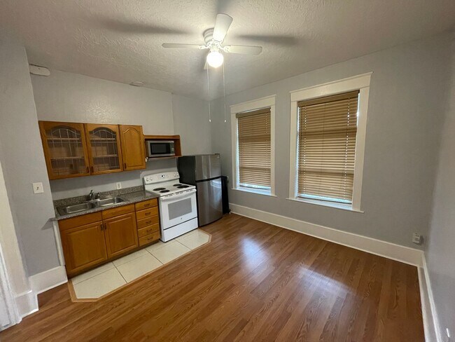 Building Photo - Awesome 1 Bedroom in Downtown SLC!