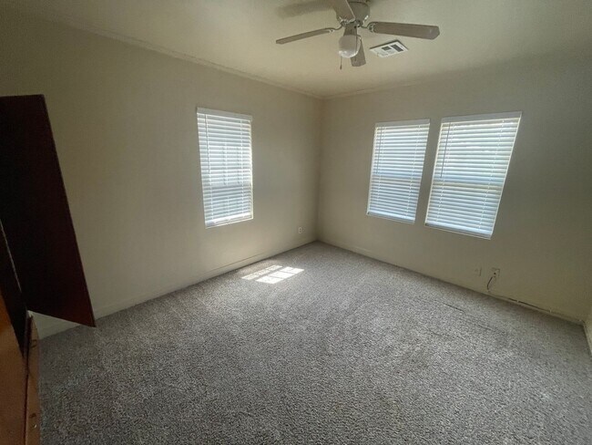 Building Photo - 2 bed 1 bath, 1 car garage with fully fenc...