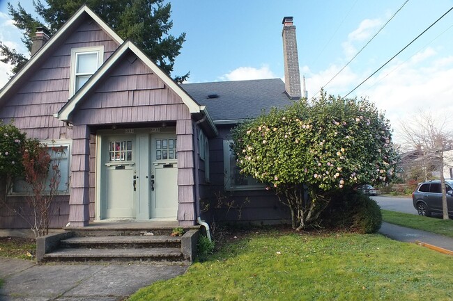 Building Photo - 1 Bedroom Duplex!
