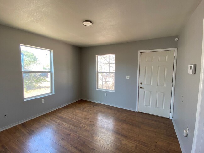 Foto del edificio - 2 Bed 1 Bath Now Available