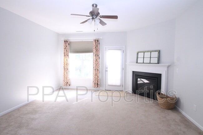 Building Photo - 100 Stratford Lakes Dr