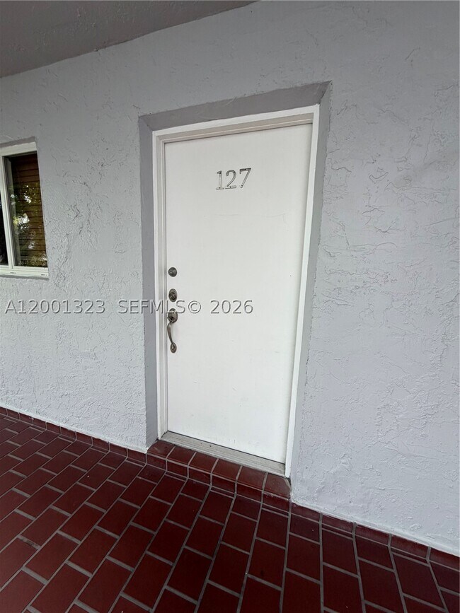 Foto del edificio - 100 Edgewater Dr