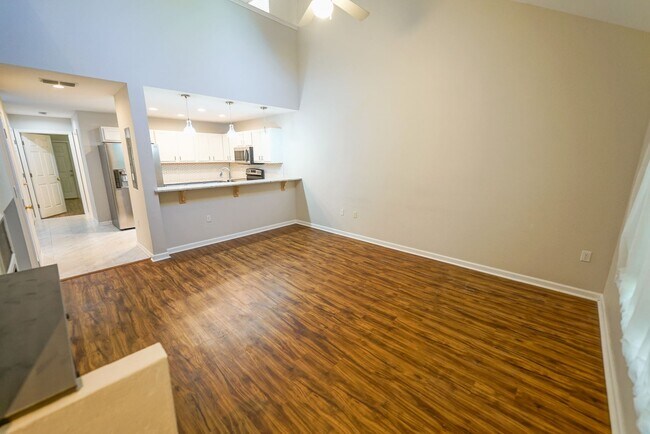 Foto del edificio - UPDATED 2 Bed / 2 Bath with LOFT in Summer...