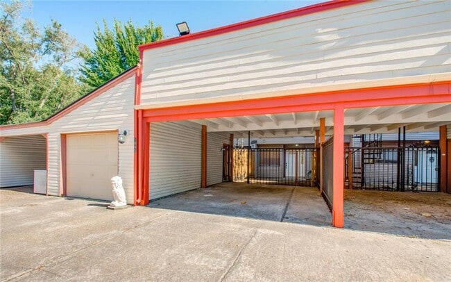 Building Photo - Location Location Location! Here's your op...