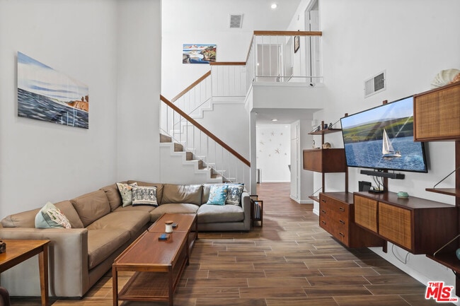 Building Photo - 6505 Dume Dr