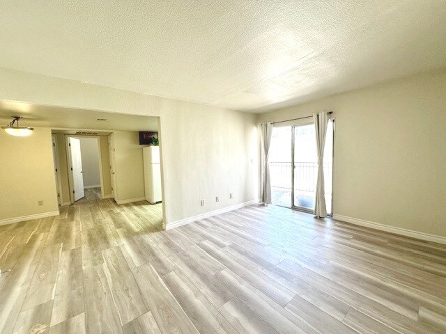 Foto del edificio - 4450 Sandy River Dr