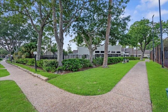 Foto del edificio - 2379 Briarwest Blvd