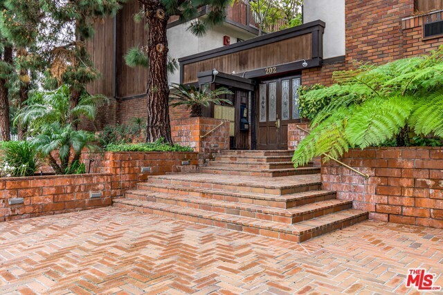 Building Photo - 202 San Vicente Blvd