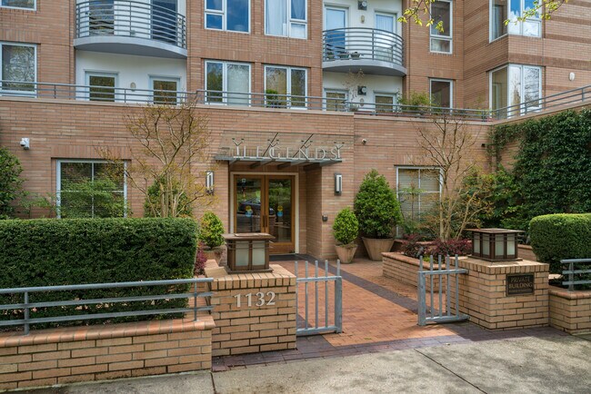 Building Photo - 1132 SW 19th Ave