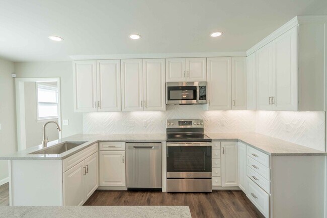 Building Photo - 4 Bed / 3 Bath in Midtown!