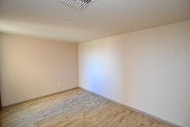Foto del edificio - 1005 E 8th St