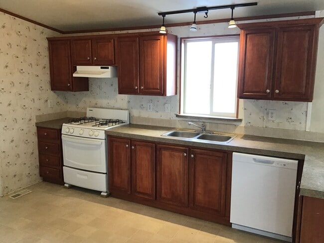Building Photo - Horse Property - Four Bedroom Manufactu...