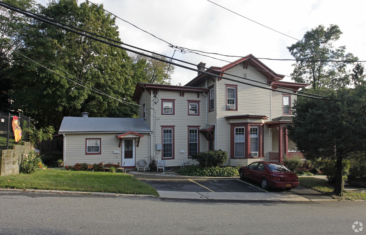 Building Photo - 801 Main St