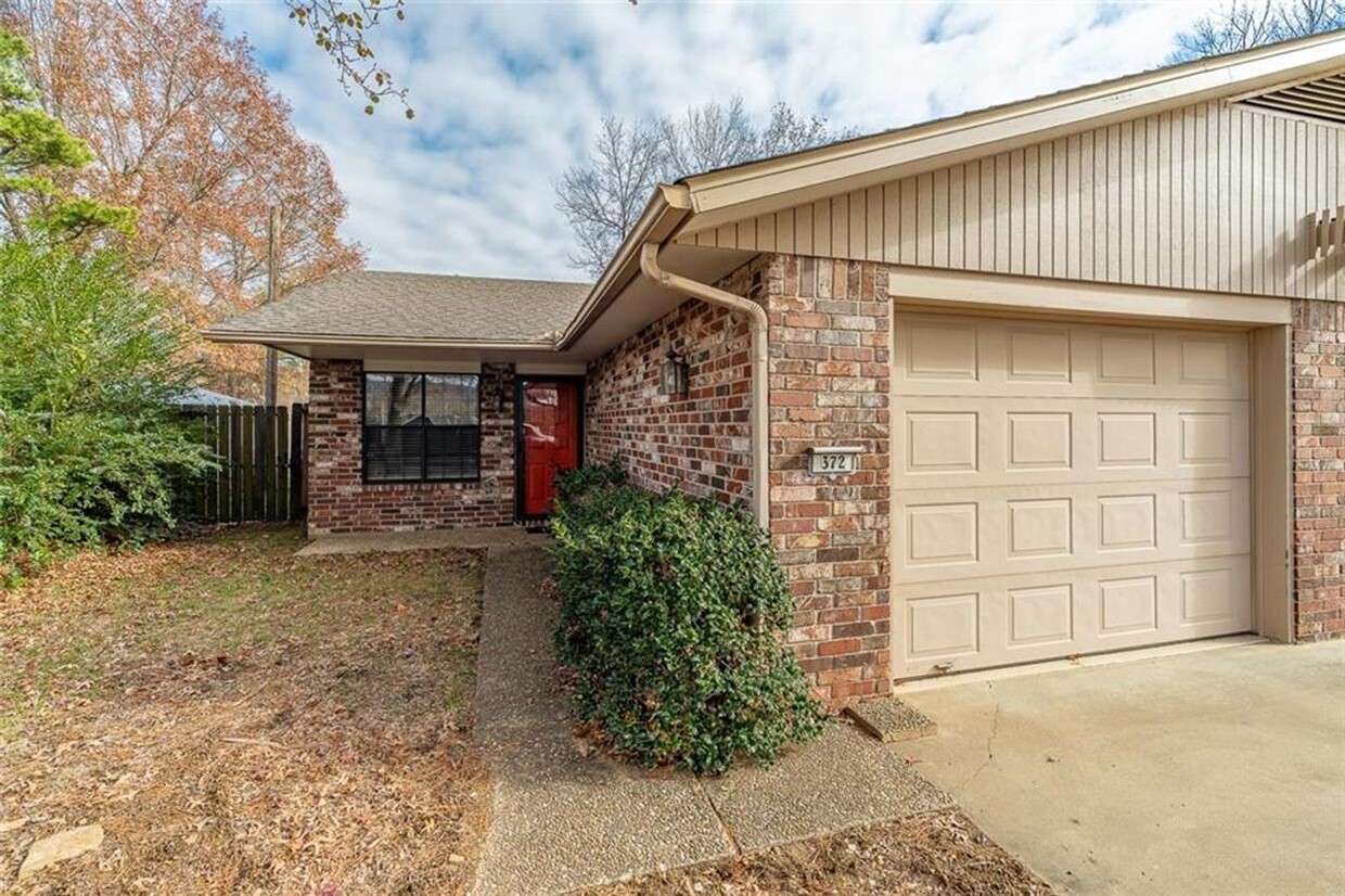 Foto principal - 2 Bedroom 2 bath duplex in East Fayetteville