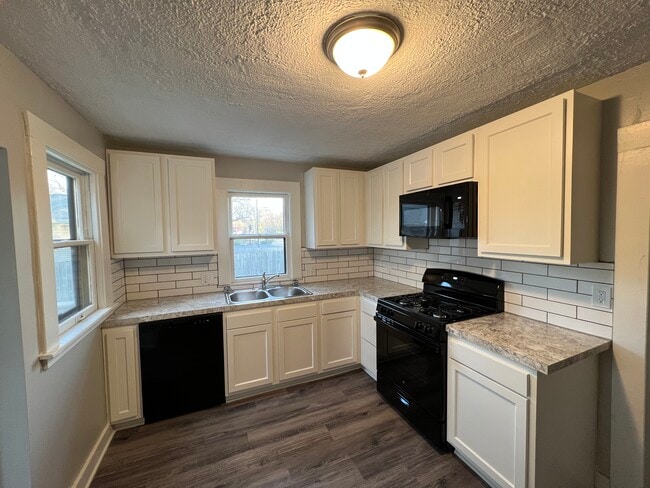 Building Photo - 1210 Mason St NE