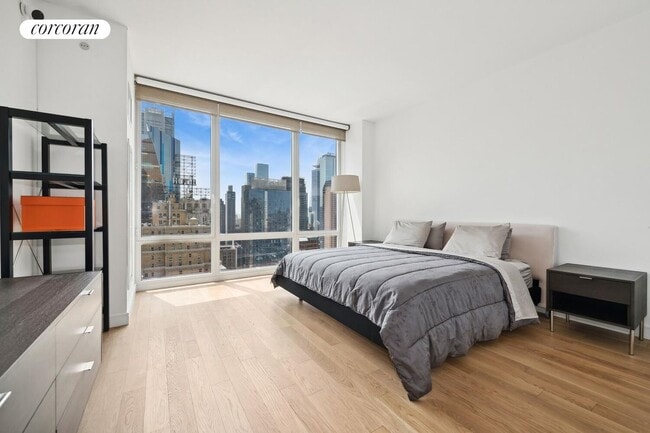 Foto del edificio - 750 8th Ave