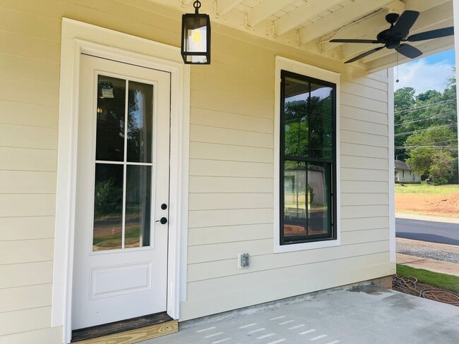 Building Photo - 101 Gardenia Ln