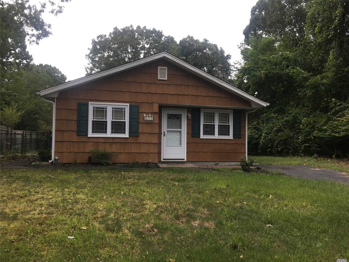 30 Robinwood Dr, Mastic Beach, NY 11951 House Rental in Mastic Beach