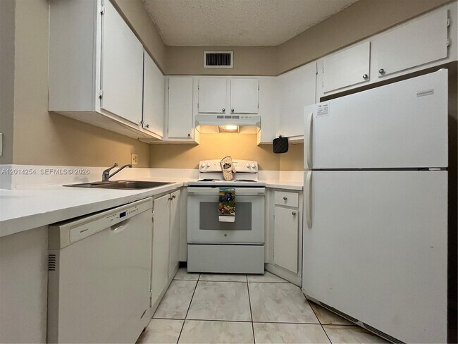 Foto del edificio - 212 Lake Pointe Dr