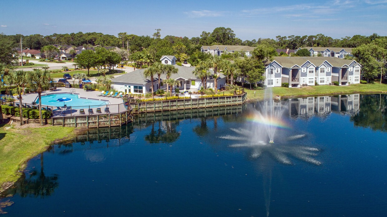 Disfrute de la armonía de la vida junto al lago en Indigo Isles, enclavado en medio de tranquilas áreas boscosas, con impresionantes vistas al lago y una gran terraza solárium junto a la piscina. - Indigo Isles