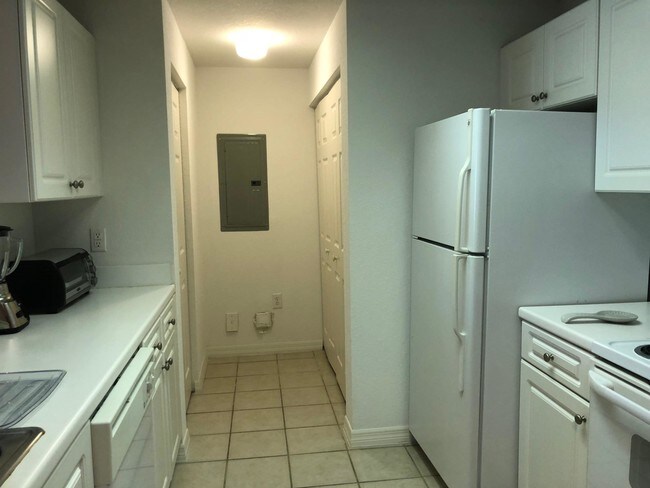 Building Photo - 2806  Veronia Drive 113 Palm Beach Gardens...