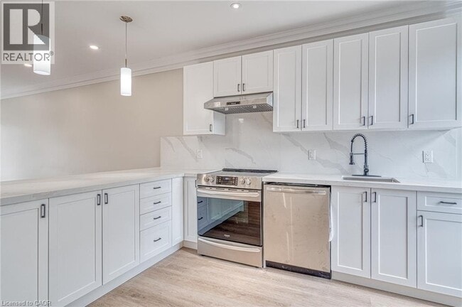 Building Photo - 86 Wellington St S