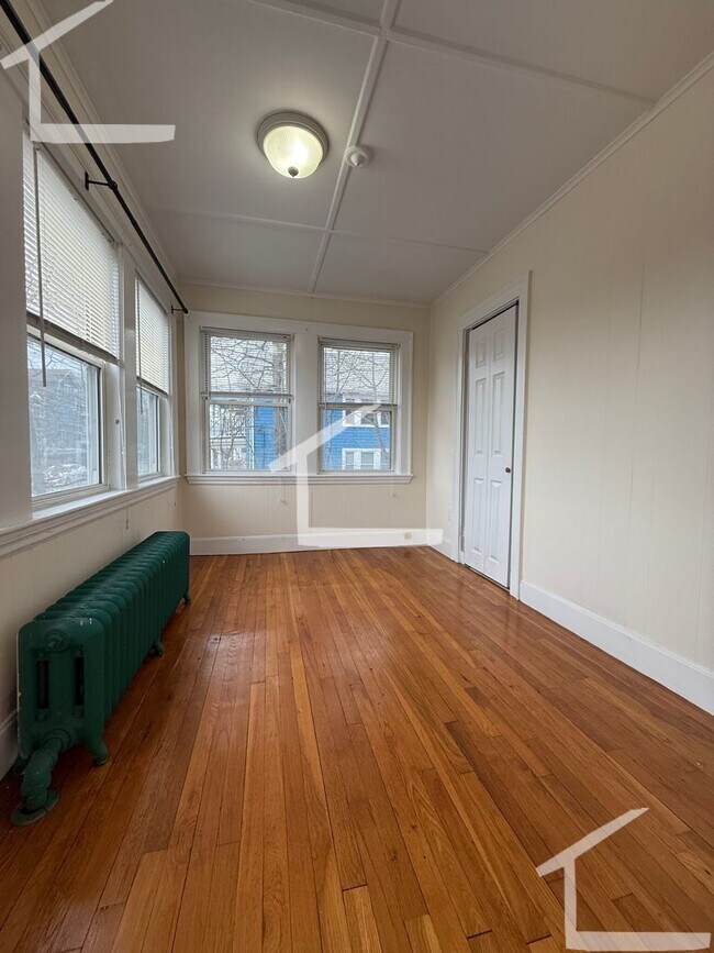 Building Photo - Updated 2 Bed Oak Square