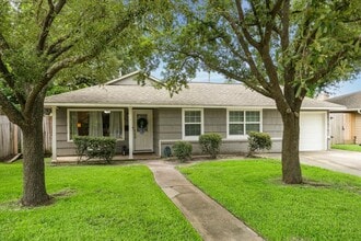 Building Photo - 2327 Saxon Dr