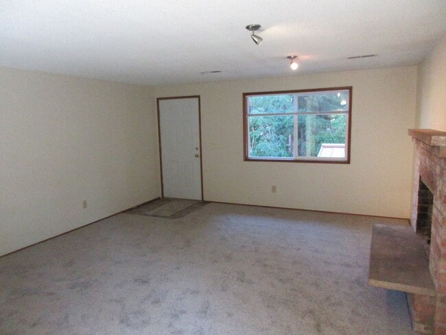 Foto del edificio - Large 2 bedroom w/ New carpet!