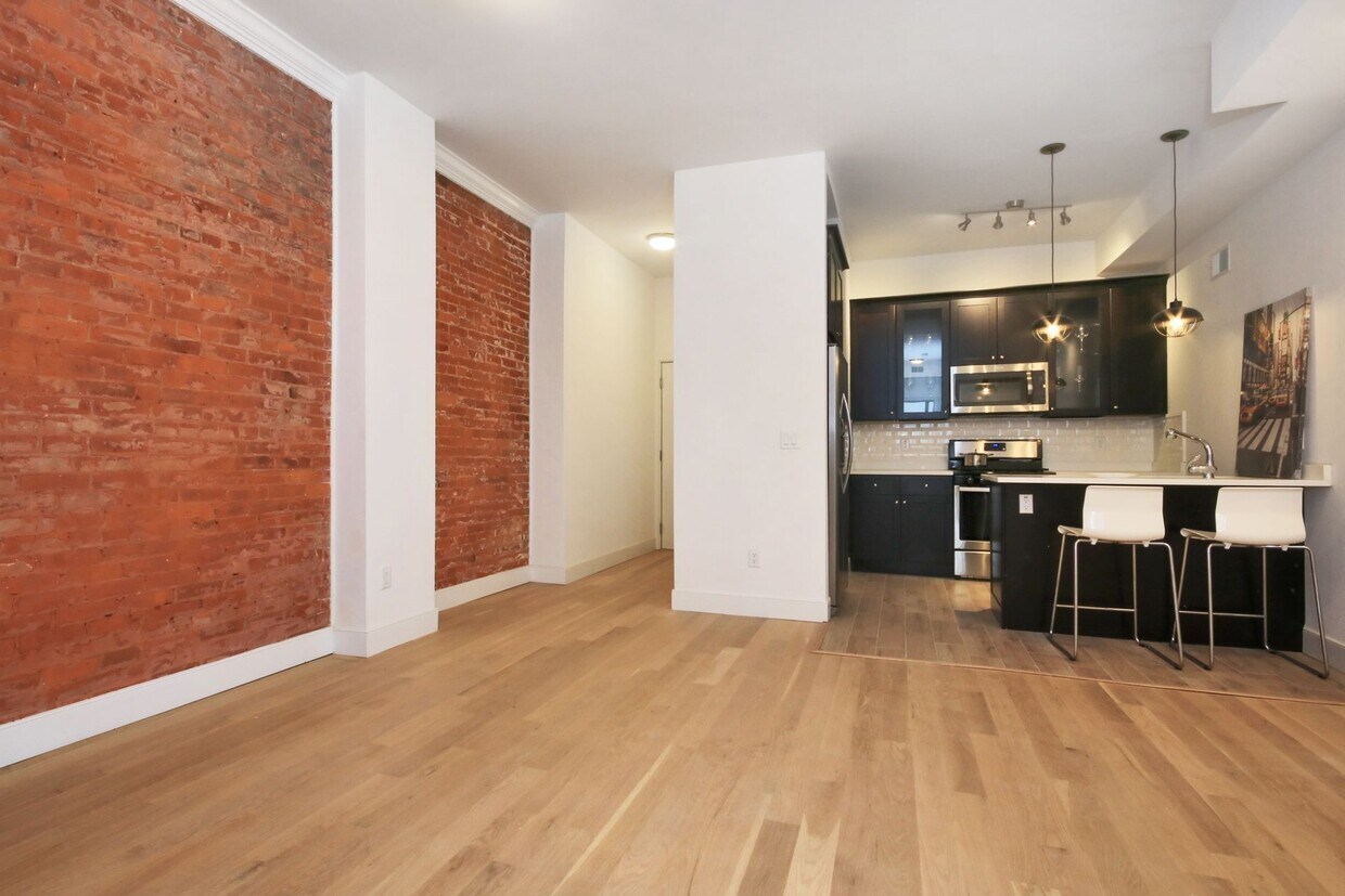 Primary Photo - 698 Broadway